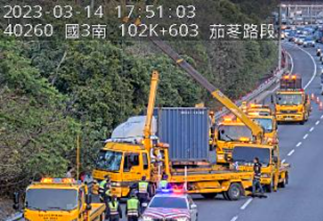 国道3号茄苳路段南向102.4公里处事故。（简铭柱翻摄）