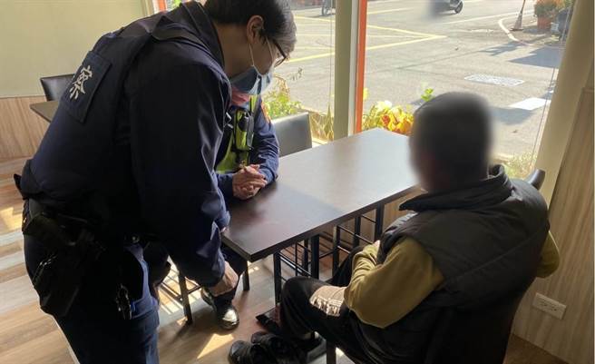 台中81岁廖姓老翁日前中午迷失在乌日区长春街1间简餐店，面对员警提问一问三不知，幸好廖翁戴着爱心手炼，顺利联繫家属并护送廖翁返家。（乌日警分局提供／潘虹恩台中传真）