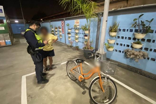 另名44岁吴姓女子日前晚间骑着脚踏车遇上员警上前问路，员警意外发现吴女为失踪人口，顺利联络家属助其返家。（乌日警分局提供／潘虹恩台中传真）