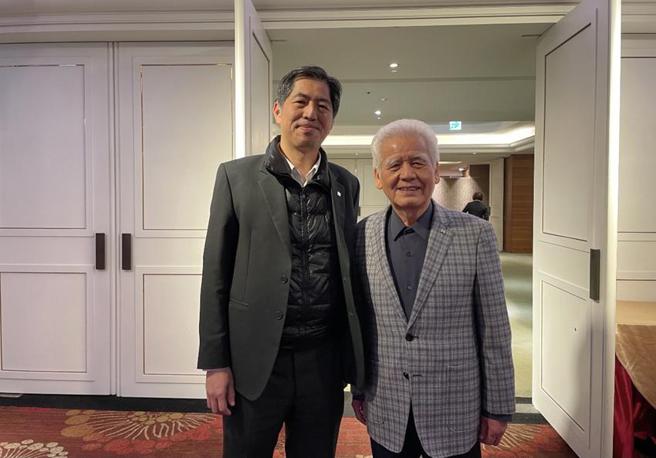 （長虹去年大豐收，今天最新出爐的財報顯示，每股稅後純益飆到9.82元，圖為長虹建設董事長李文造（右）和總經理李耀中（左）。圖／蔡惠芳）