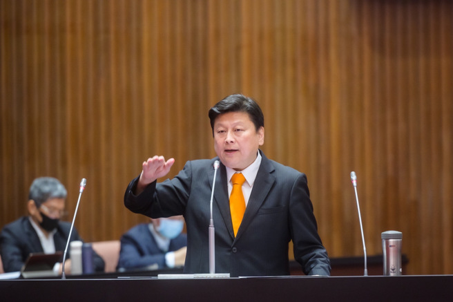 傅昆萁争取花莲到吉安7危险平交道高架化，陈建仁当场允诺未来一定要做。(戴志扬翻摄)
