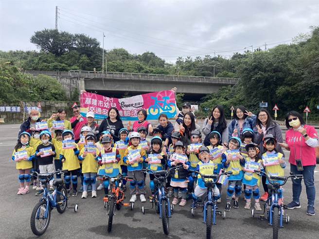 ▲小朋友们穿戴好护具后，骑脚踏车体验交通安全活动。（基隆市政府提供／徐佑升基隆传真）
