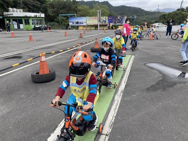 ▲小朋友们穿戴好护具后，在驾训班的重机训练场地，骑脚踏车体验交通安全活动。（基隆市政府提供／徐佑升基隆传真）