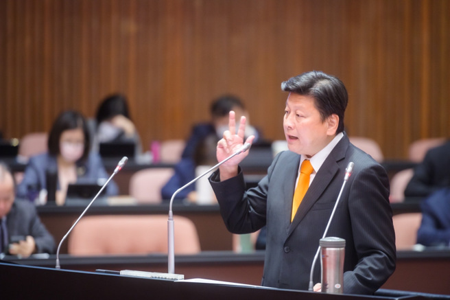 傅昆萁表示，交通部先前评估改善花莲至吉安之间七个铁路危险平交道，未来建置铁道高架化，至少大约170多亿元，建设经费全由中央负担，大幅减少地方财政沈重负担。(戴志扬翻摄)