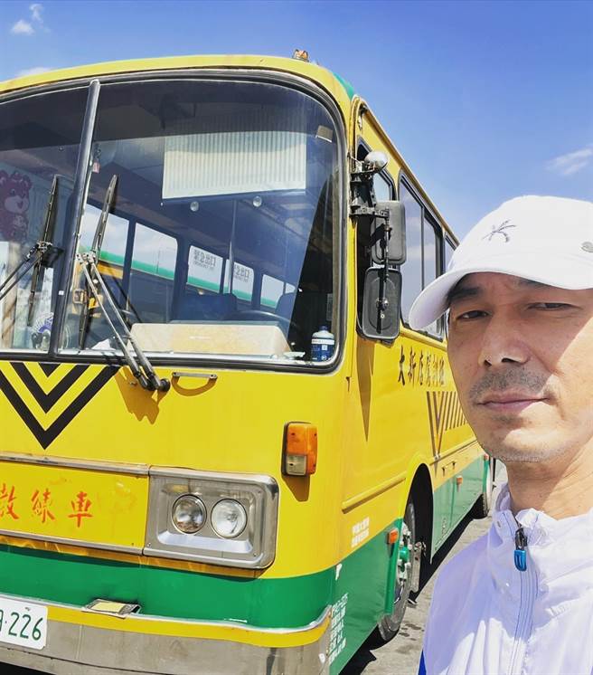 李李仁日前与大型游览车合照。（摘自脸书）