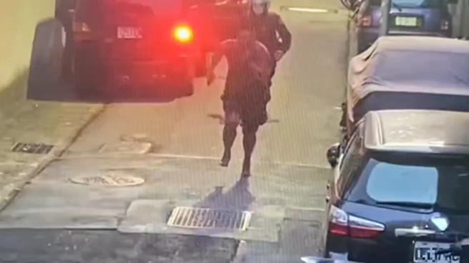 百公斤男子下车假意配合，趁员警不注意时拔腿狂奔，员警立即追上。（简铭柱翻摄）