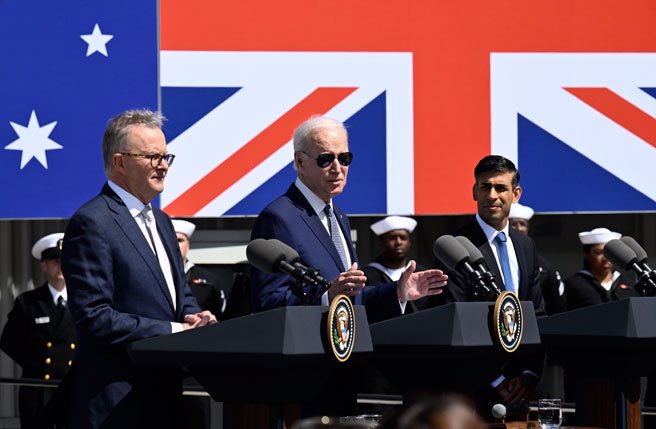 图为美国圣地牙哥海军基地洛马角，美国总统拜登与澳大利亚总理阿尔巴内斯（左）和英国首相苏纳克共同举行AUKUS。(美联社)