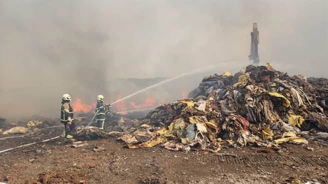 位于桃园市虎头山的会稽垃圾掩埋场14日凌晨惨遭祝融，这已是升格以来第4度起火，环保局出动3台怪手开挖避免持续闷烧。（蔡依珍摄）