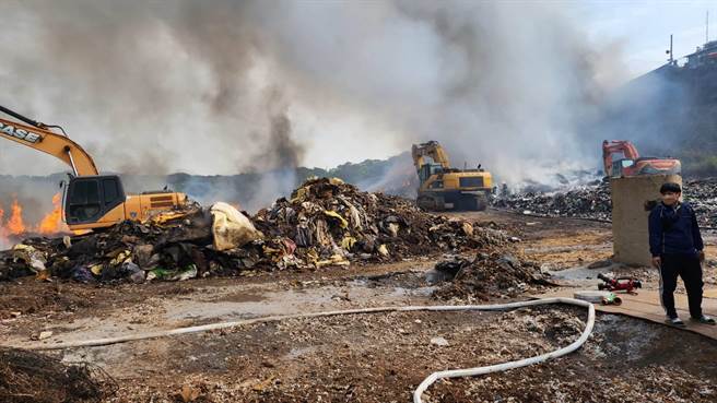 位于桃园市虎头山的会稽垃圾掩埋场14日凌晨惨遭祝融，这已是升格以来第4度起火，环保局出动3台怪手开挖避免持续闷烧。（蔡依珍摄）