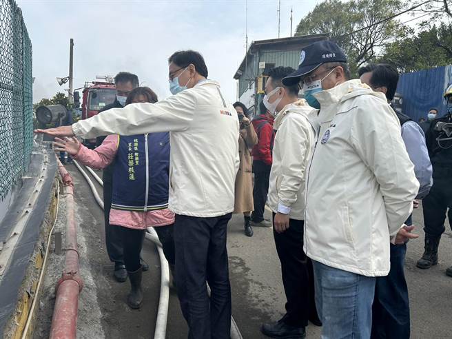 市长张善政一早就到场关切。（环保局提供／蔡依珍桃园传真）