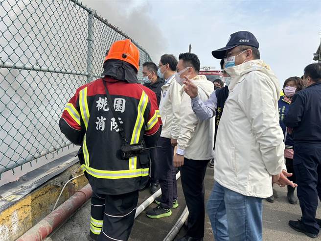 市长张善政一早就到场关切。（环保局提供／蔡依珍桃园传真）