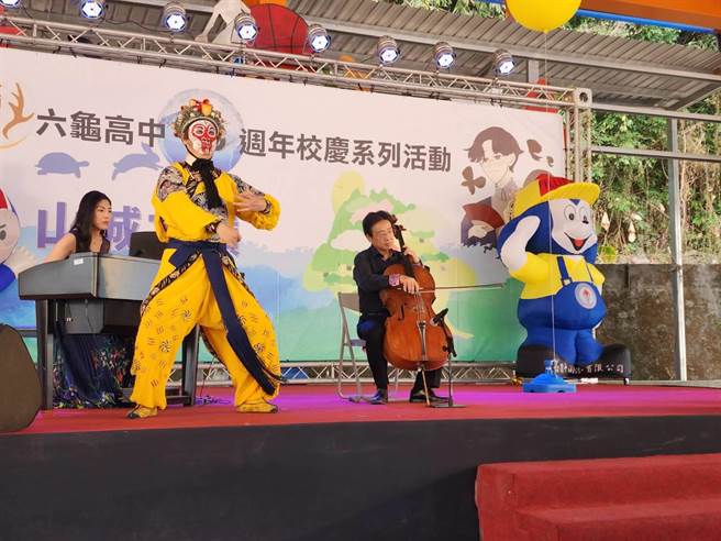 大提琴名家张正杰、弦外之音乐团在六龟高中演出「廉手音乐-走遍天涯海角」音乐会，让学生透过音乐及故事方式，将反贪廉政的重要深植心中。（六龟高中提供／林雅惠高雄传真）