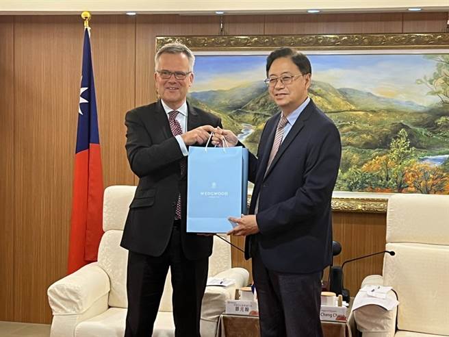 英国在台办事处代表邓元翰（左）14日率代表团拜会桃园市长张善政（右），双方互赠「英国茶具礼盒」和「达观日式竹席双享礼盒」。（蔡依珍摄）