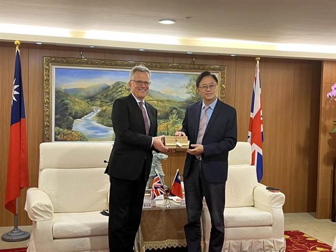 英国在台办事处代表邓元翰（左）14日率代表团拜会桃园市长张善政（右），双方互赠「英国茶具礼盒」和「达观日式竹席双享礼盒」。（蔡依珍摄）