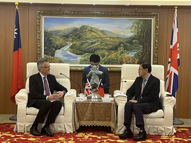 英国在台办事处代表邓元翰（左）14日率代表团拜会桃园市长张善政（右）。（蔡依珍摄）
