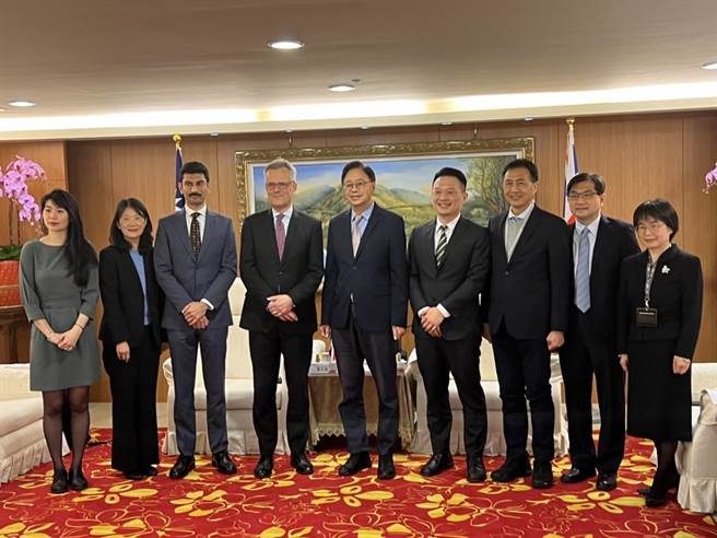 英国在台办事处代表邓元翰（左四）14日率代表团拜会桃园市长张善政（左五），双方互赠「英国茶具礼盒」和「达观日式竹席双享礼盒」。（蔡依珍摄）