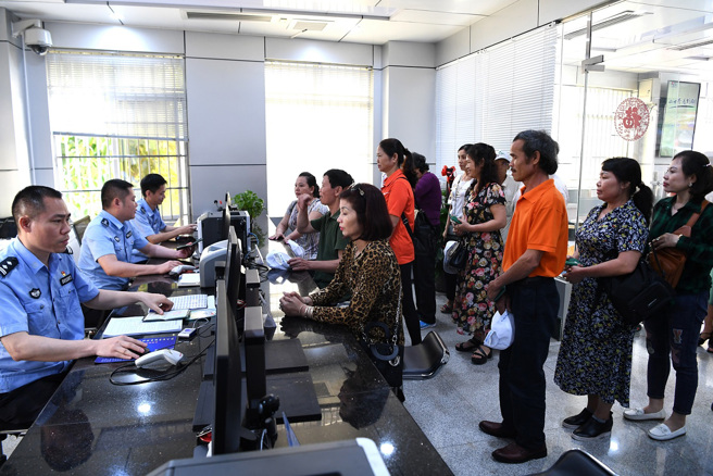 中共外交部领事司进一步调整及恢復审发外国人赴华签证及入境政策。图为在广西东兴口岸入境的越南旅客。（图／新华社）