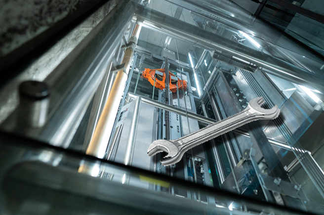 男技师维修电梯抬头遭24楼掉下板手「插脑」。(合成图/shutterstock)