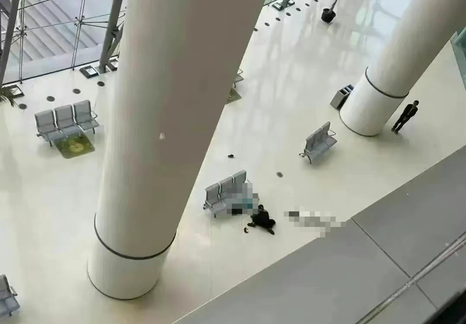 女童因在椅子上嬉戏不慎失足翻越护栏外，而一旁的妈妈见状赶紧拉住，但2人还是坠落20米高的地面。（翻摄自微博）