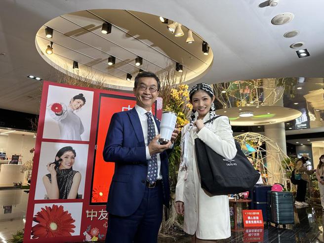 （中友百货店长陈俊华（左）与知名艺人-李千娜，共同替中友31周年庆活动造势。图／刘朱松）