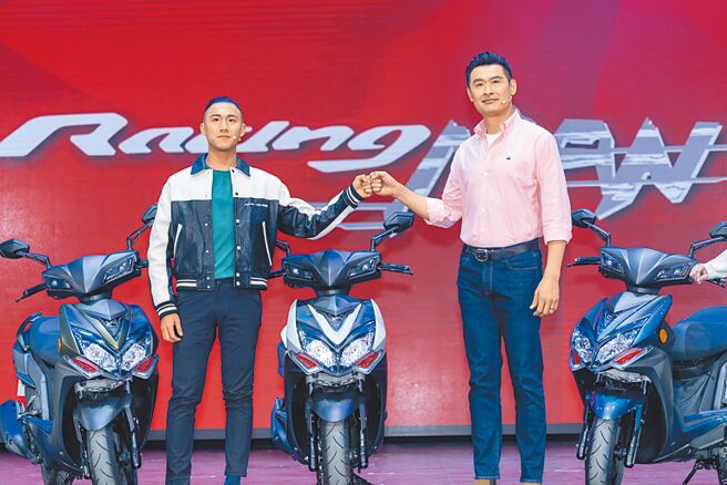 光阳KYMCO新车发表会，董事长柯胜峯（右）与长子柯志达（左）首度同台支持自家品牌。图／业者提供