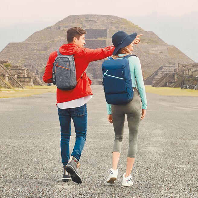 欧都纳代理的美国Travelon防盗包，具轻量强韧的防割保护网、防盗扣环设计，背起来很轻巧。图／欧都纳提供