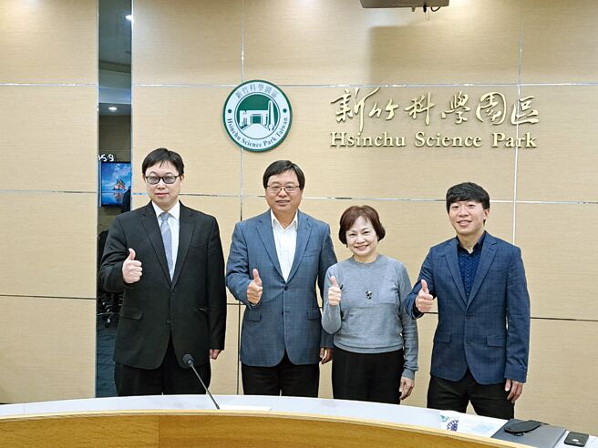 耐能智慧董事长刘峻诚（左起）、竹科园区管理局局长王永壮、副局长陈淑珠、医流体执行长李文斌。图／谢易晏