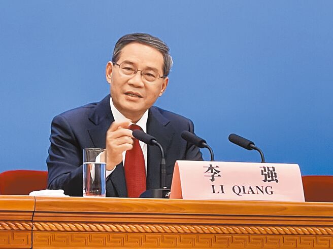 大陆新任国务院总理李强13日首次参加总理记者会，他指出，两岸同胞是一家人，大陆将在一个中国原则和九二共识的基础上，继续推动两岸经济文化交流合作。（蓝孝威摄）
