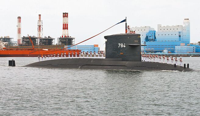 2019年5月9日，在潜舰国造专用厂房动土典礼中，编号794的海虎潜舰在仪式中向三军统帅蔡英文致敬。（本报资料照片）