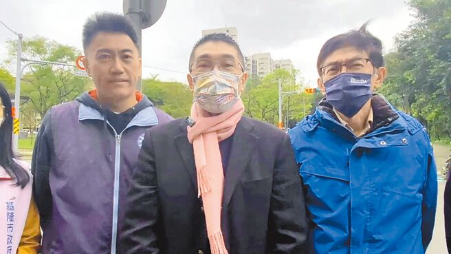 基隆捷运地方自负额争论不断，基隆市长谢国梁（中）13日表示，感谢行政院副院长郑文灿释出善意，将向他分享捷运建设经验，他希望找出基隆市财政能够负担，并对未来建设有实质帮助的方案。（张志康摄）