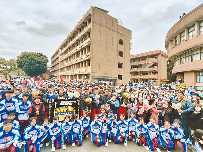 新竹市光復高中篮球队连续第2年拿下HBL高中篮球联赛冠军，完成2连霸，13日下午全队回到校园，受到师生英雄式欢迎。（陈育贤摄）