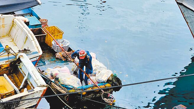 宜兰县苏澳镇南方澳渔港，海面上或岸边时常漂满瓶瓶罐罐的垃圾、废弃物，必须不停打捞，让居民不禁感嘆这样的「海底捞」有人喜欢吗？（民眾提供／吴佩蓉宜兰传真）