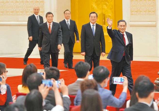 新上任的大陆国务院总理李强13日率4位副总理丁薛祥、何立峰、张国清、刘国中出席总理记者会。（中新社）
