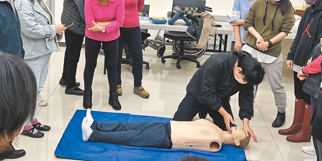 新北市照服员人力缺口达千人，市府与辖内5家医院合作，推行照服职业训练班。（新北市劳工局提供／蔡雯如新北传真）