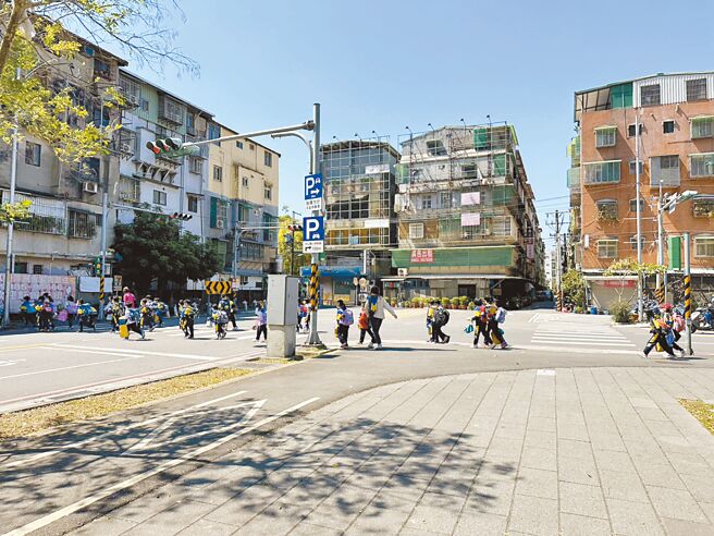 新北市交通局于板桥区中山国小旁的合安一路、大观路2段153巷口设置行人专用时相。（新北市交通局提供／陈慰慈新北传真）