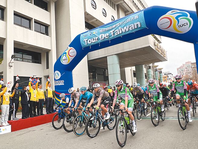 2023国际自由车环台赛13日在桃园市登场，来自全球31个国家、22支队伍共184名位菁英选手齐聚桃园，市长张善政、中华民国自由车协会秘书长李开志等，为赛事领骑和鸣枪。（蔡依珍摄）