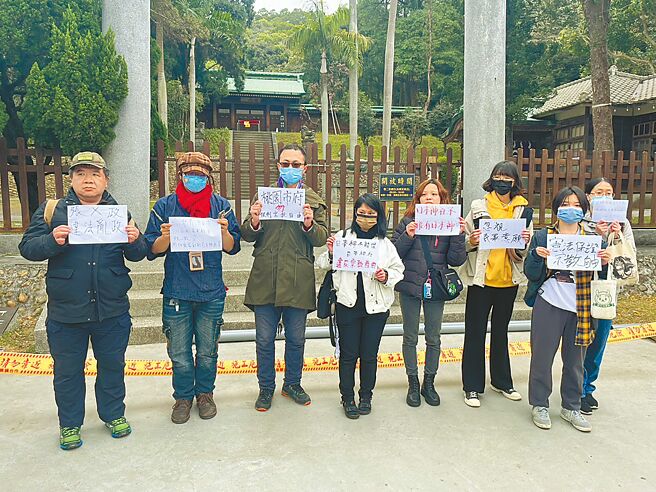 桃园市政府请桃园忠烈祠暨神社文化园区的厂商将日本神祇请回，民眾13日至桃园神社抗议市府仓促送神，干涉宗教自由。（议员黄琼慧提供／蔡依珍桃园传真）