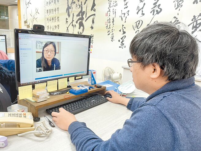 彰化縣稅務局雲端視訊服務今年3月正式啟動，民眾可在家透過手機或電腦視訊驗證、上傳文件，相關稅務文件就會傳送到電子信箱。（彰化縣政府提供／吳建輝彰化傳真）