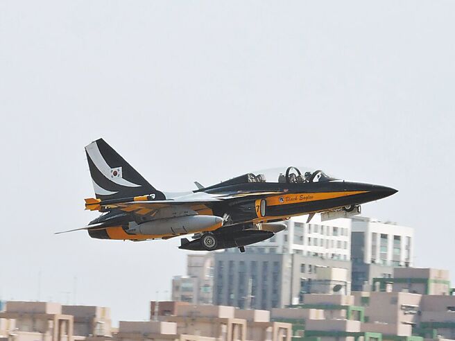 韩国空军黑鹰特技飞行表演队9架T-50教练机，降落高雄小港国际机场整补，吸引大批军事航空迷抢拍。（洪靖宜摄）