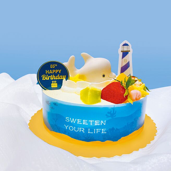 85℃「海洋奇缘」让可爱海豚在蛋糕上优游，夹层为柠檬馅配合浓郁乳酪，口感酸甜，6吋460元。（85℃提供）