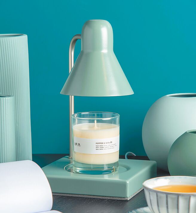 玛黑家居的Memory Lane都会极简雾面金属暖烛灯（鼠尾草绿），4280元 。（玛黑家居提供）