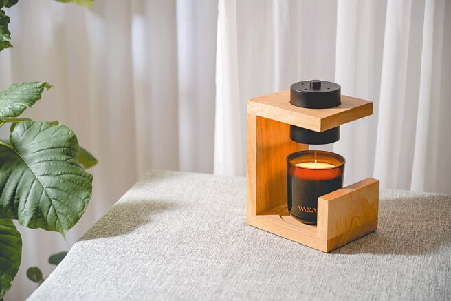 VANA的Hygge黑色灯罩实木款暖灯，2690元 。（VANA提供）