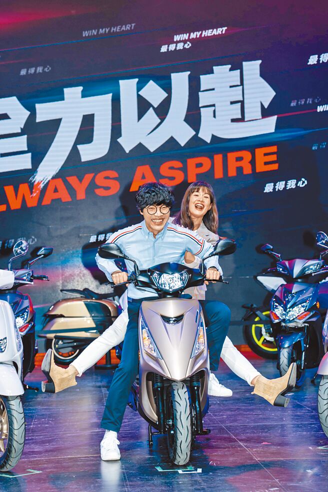 卢广仲（前）与Janet谢怡芬一同代言Like Keyless「载一骑」。（石智中摄）