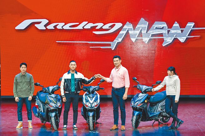 光阳董事长柯胜峯（右二）首次与担任达人代表的长子柯志达（左二）同台，其他人为泰拳冠军庞笠民（左一）、女子攀岩选手古庭安（右一）。（石智中摄）