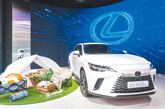 LEXUS ELECTRIFIED品牌概念店推出城市野营月，展示SnowPeak纯白TOYA2野餐帐，搭配折迭月亮椅、折迭置物推车、折迭休閒野餐桌等Lexus品牌联名精品（见图）。（和泰汽车提供）