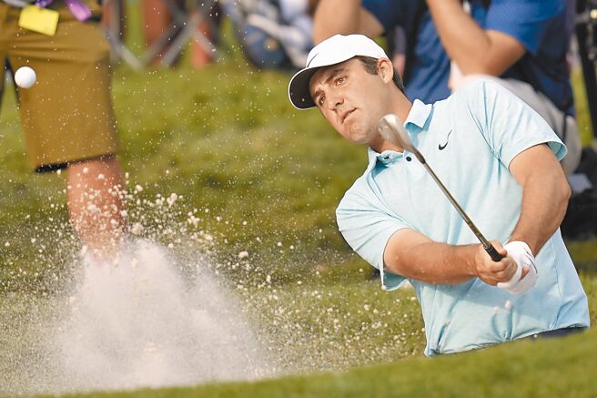 薛佛洛把小白球从沙坑当中打出来。（美联社）