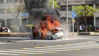 嘉義長榮文苑酒店前撞擊分隔島 小客車起火燒成廢鐵
