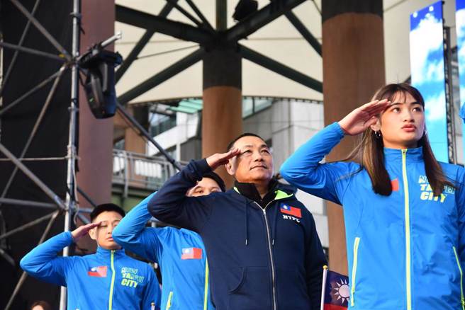 侯友宜(右2)是否能赢得深蓝的坚定支持，也是2024参选总统大位的重要课题。（中时资料照／叶德正摄）