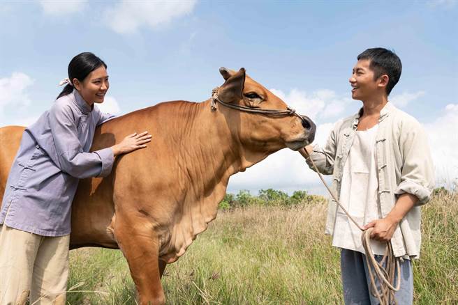 安心亞、蔡昌憲飾演農家姊弟。（華視提供）