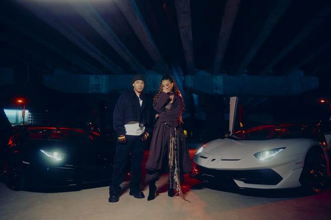 蔡诗芸（右）邀来kvnloverboy合作新歌。（莹音乐提供）